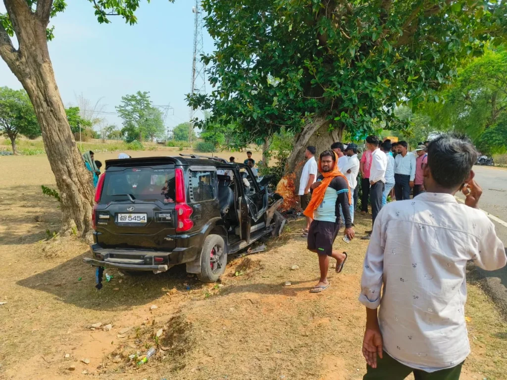 सिमडेगा के कोलेबिरा में दर्दनाक सड़क हादसा,पति-पत्नी और तीन बच्चों की मौत, चार घायल