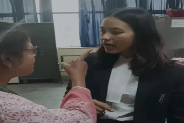 रांची के SDO ऑफिस में बवाल, वकीलों पर सरकारी कर्मी से मारपीट और जातिसूचक गाली देने का आरोप 1 web file item 9990 2 6 2026 14 31 41