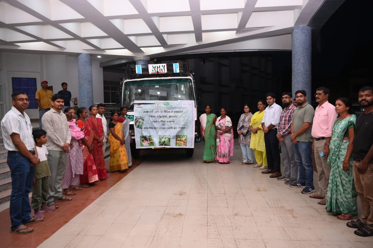 लोहरदगा के ग्रेड-ए आम्रपाली आम का स्वाद पहुंचेगा दुबई और इटली,उपायुक्त ने डेढ़ मीट्रिक टन आम की खेप को दिखाई हरी झंडी 3 तत