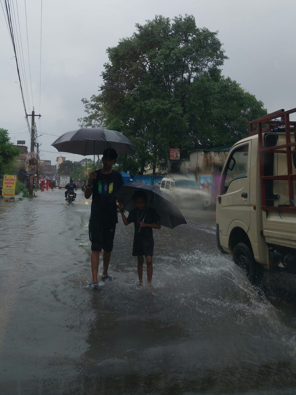लोहरदगा में भारी बारिश से बिगड़े हालात, स्कूल परिसर में घुसा पानी, कार का सर्विस स्टेशन हुआ जलमग्न 1 1 11