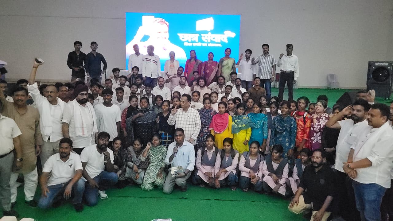 लोहरदगा कांग्रेस जिलाध्यक्ष सुखैर भगत की अध्यक्षता में छात्रों की गूंज अभियान का आयोजन, पार्टी सह-प्रभारी सीरिबेल्ला प्रसाद ने विद्यार्थियों को किया संबोधित 1 1 14