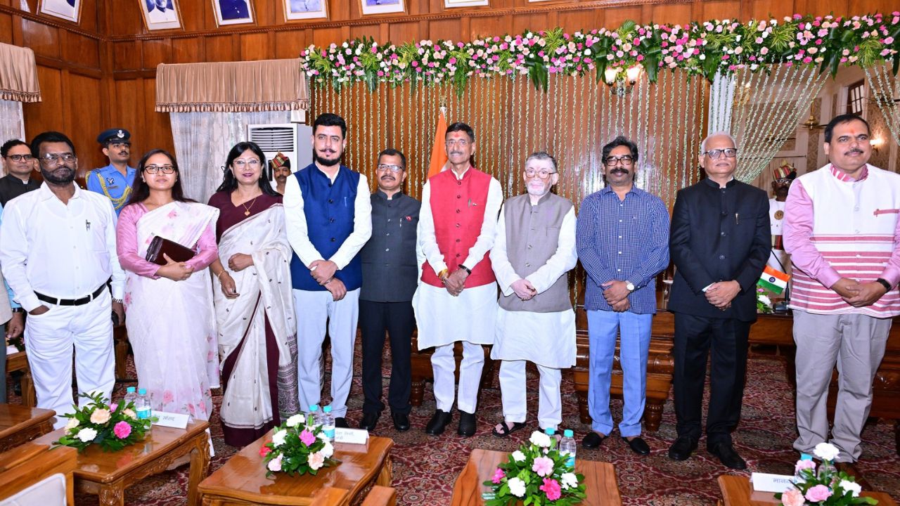झारखंड को मिले चार सूचना आयुक्त, राज्यपाल संतोष गंगवार ने दिलाई शपथ 2 1