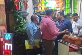 रांची के अपर बाजार की दुकानों में छापेमारी, ई-सिगरेट, हुक्का फ्लेवर, गांजा समेत नशीले पदार्थ जब्त