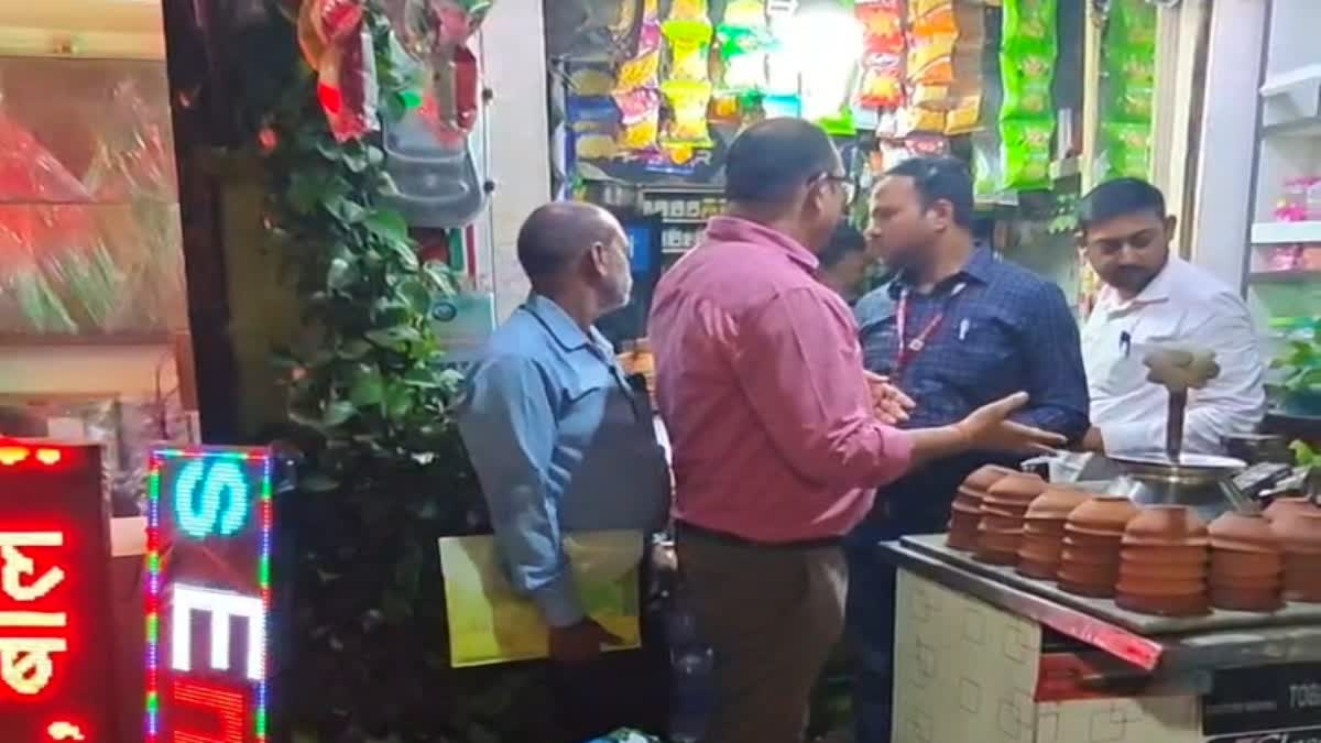 रांची के अपर बाजार की दुकानों में छापेमारी, ई-सिगरेट, हुक्का फ्लेवर, गांजा समेत नशीले पदार्थ जब्त