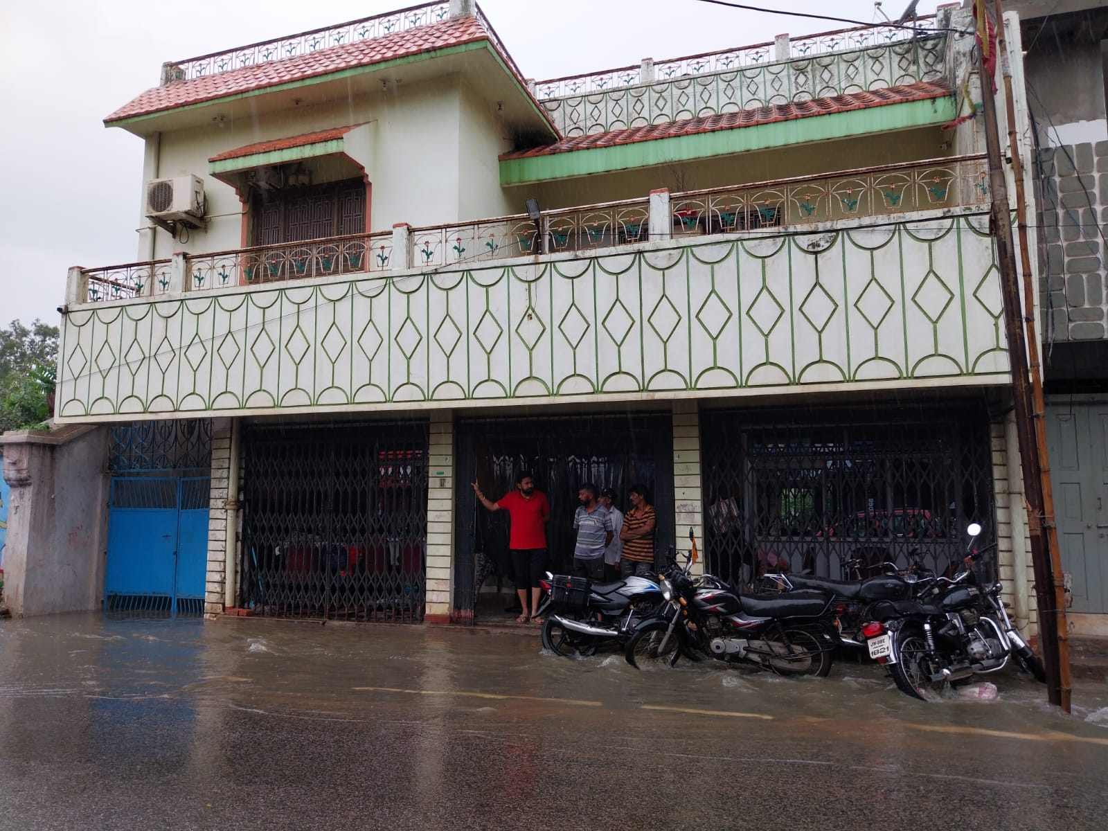 लोहरदगा में भारी बारिश से बिगड़े हालात, स्कूल परिसर में घुसा पानी, कार का सर्विस स्टेशन हुआ जलमग्न 5 2 11