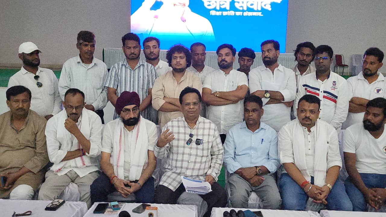 लोहरदगा कांग्रेस जिलाध्यक्ष सुखैर भगत की अध्यक्षता में छात्रों की गूंज अभियान का आयोजन, पार्टी सह-प्रभारी सीरिबेल्ला प्रसाद ने विद्यार्थियों को किया संबोधित 2 2 13