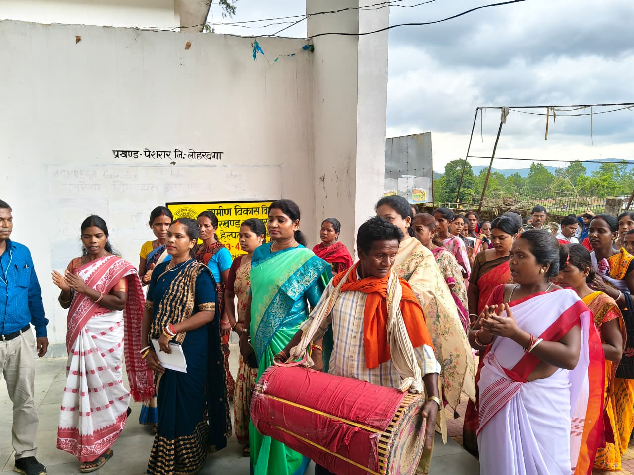 लोहरदगा के पेशरार में राष्ट्रीय अनुसूचित जनजाति आयोग की सदस्य डा.आशा लकड़ा का जनसंवाद :आदिवासी इलाकों की समस्याओं पर अफसरों को दिया एक्शन प्लान 1 2 6