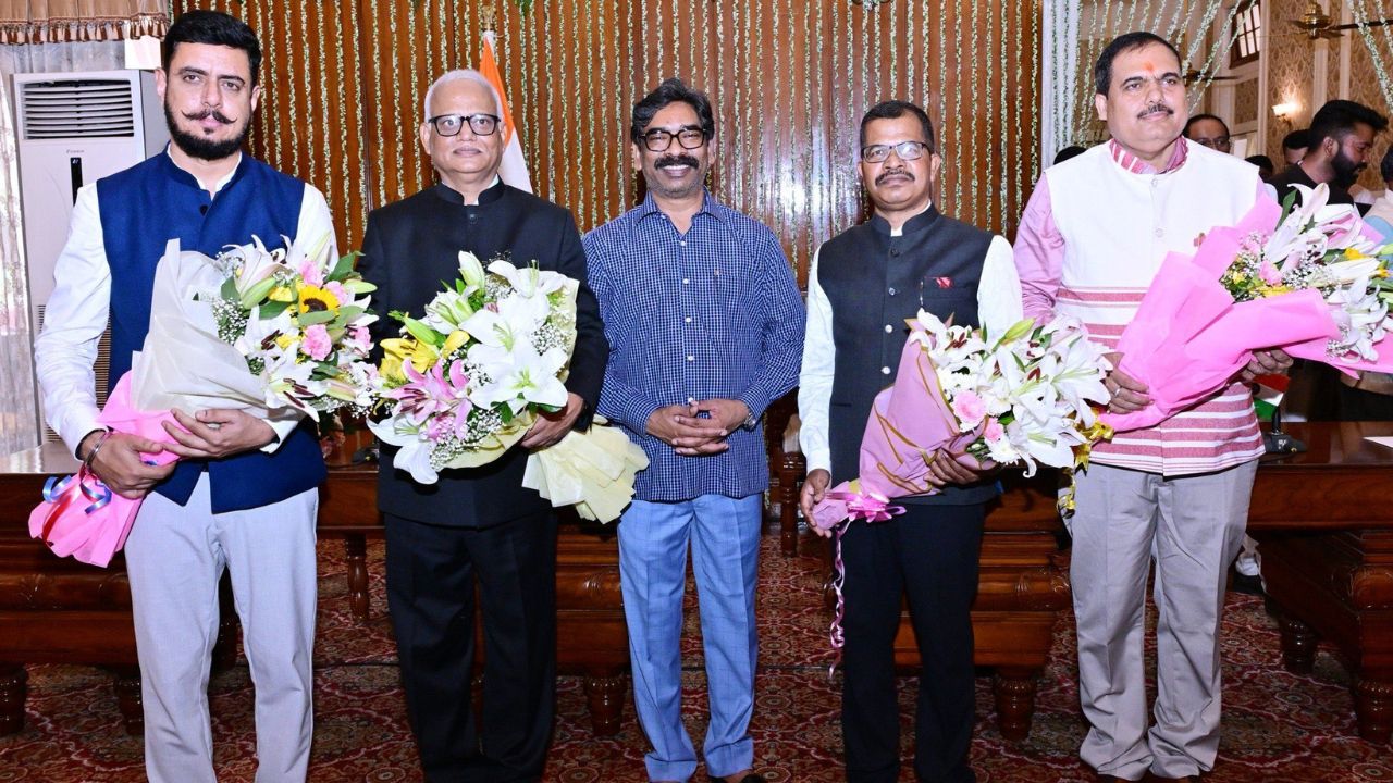 झारखंड को मिले चार सूचना आयुक्त, राज्यपाल संतोष गंगवार ने दिलाई शपथ 1 2