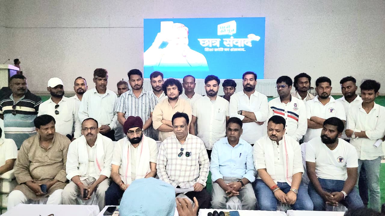 लोहरदगा कांग्रेस जिलाध्यक्ष सुखैर भगत की अध्यक्षता में छात्रों की गूंज अभियान का आयोजन, पार्टी सह-प्रभारी सीरिबेल्ला प्रसाद ने विद्यार्थियों को किया संबोधित 3 3 12