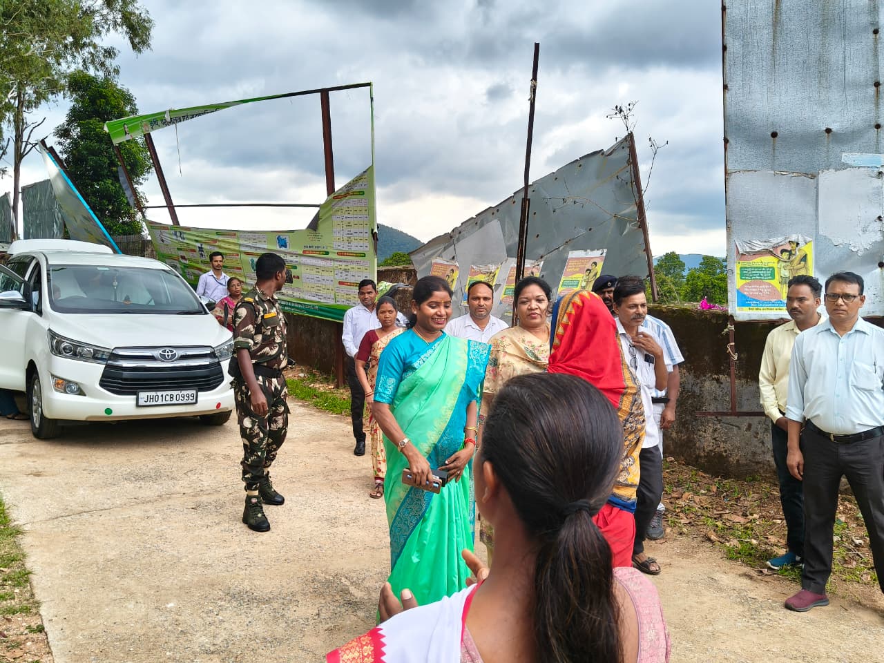 लोहरदगा के पेशरार में राष्ट्रीय अनुसूचित जनजाति आयोग की सदस्य डा.आशा लकड़ा का जनसंवाद :आदिवासी इलाकों की समस्याओं पर अफसरों को दिया एक्शन प्लान 2 3 6