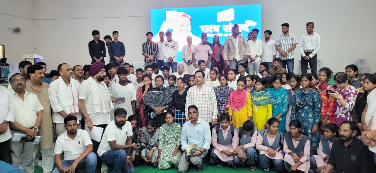 लोहरदगा कांग्रेस जिलाध्यक्ष सुखैर भगत की अध्यक्षता में छात्रों की गूंज अभियान का आयोजन, पार्टी सह-प्रभारी सीरिबेल्ला प्रसाद ने विद्यार्थियों को किया संबोधित 4 4 11