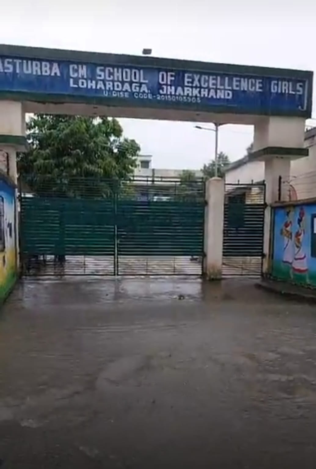 लोहरदगा में भारी बारिश से बिगड़े हालात, स्कूल परिसर में घुसा पानी, कार का सर्विस स्टेशन हुआ जलमग्न 3 5 10