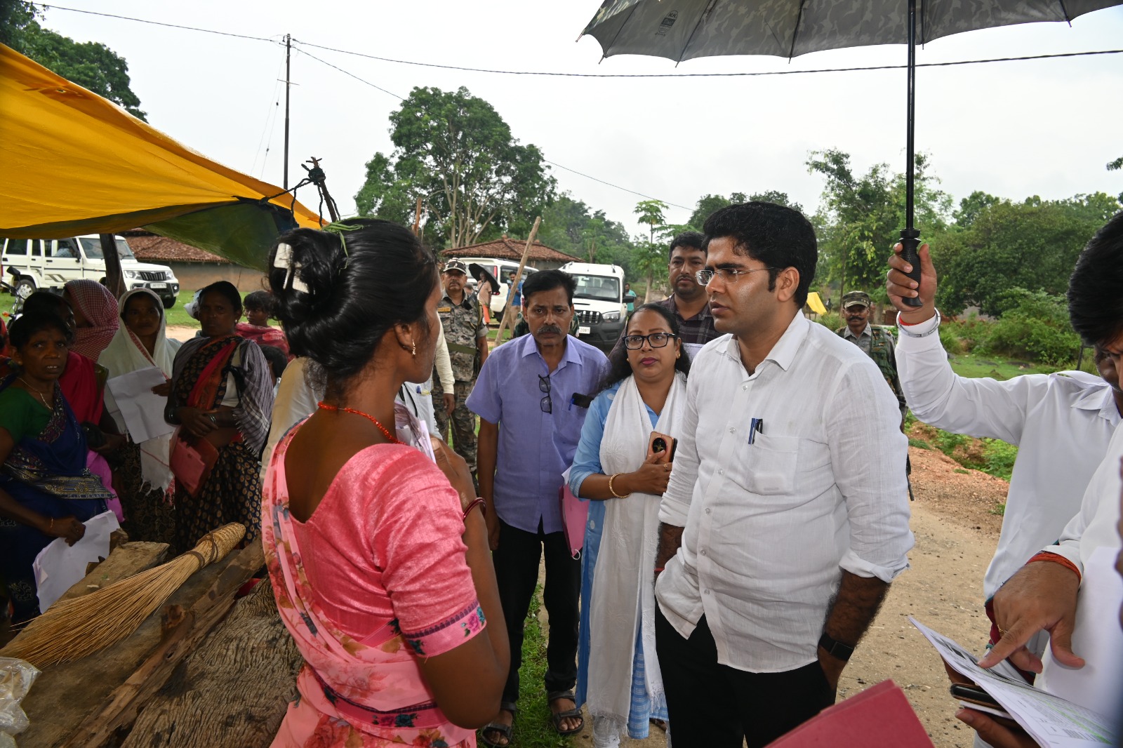लोहरदगा के पेशरार प्रखंड के सुदूरवर्ती गांवों में पहुंचे उपायुक्त ने SIR अभियान की धीमी प्रगति पर जताई नाराजगी, कहा- एक भी पात्र मतदाता नहीं छूटना चाहिए 6 6 9