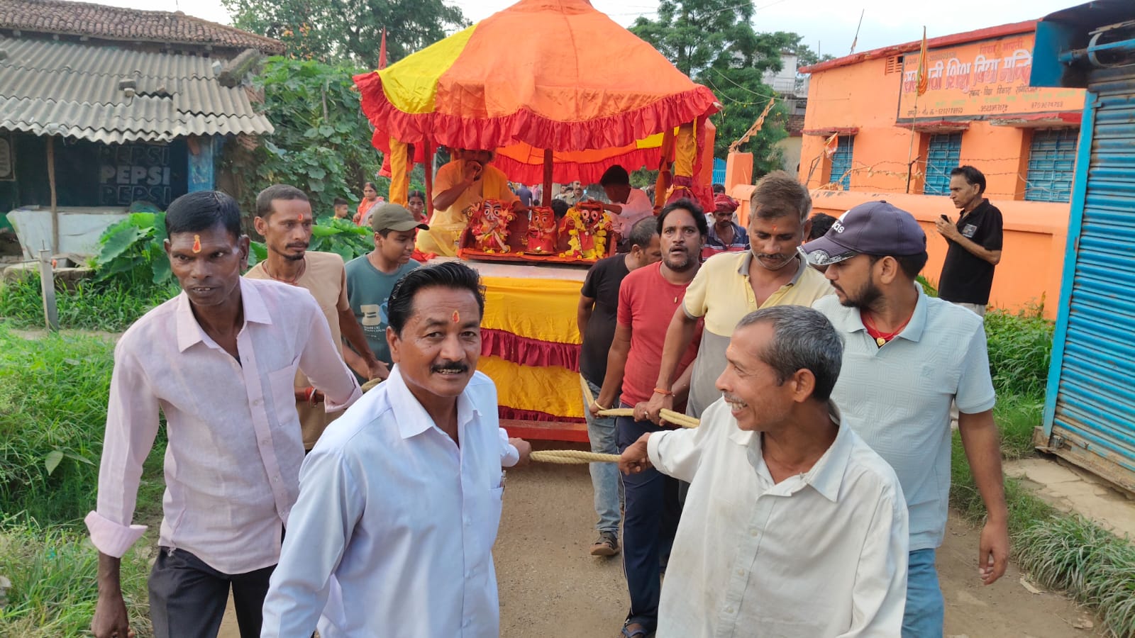 लोहरदगा में आस्था का महासंगम : घुरती रथ यात्रा के साथ धाम लौटे महाप्रभु, जय जगन्नाथ के जयघोष से गूंजा पूरा शहर से लेकर प्रखंड मुख्यालय 8 8 10