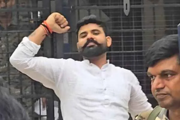चतरा में फर्जी साइन और सरकारी मोहर के इस्तेमाल को लेकर BJP नेता श्रीनिवास गिरफ्तार, भेजा गया जेल