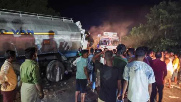 कोडरमा घाटी में टैंकर और ट्रेलर के बीच भीषण टक्कर, एक की मौत, ड्राइवर की हालत गंभीर, घंटों लगा रहा जाम