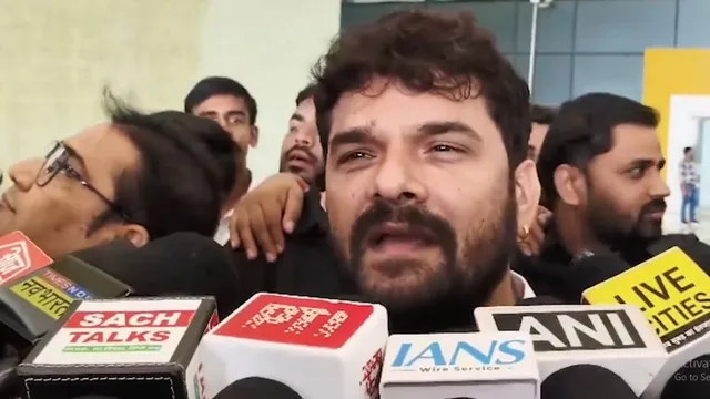 बंटी यादव के परिवार से मिले खेसारी लाल यादव,बोले- पुलिस असली तस्करों को नहीं पकड़ पाती