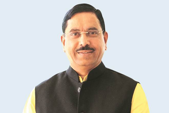 प्रह्लाद जोशी नए शिक्षा मंत्री बने,धर्मेंद्र प्रधान के इस्तीफे के बाद दिया गया प्रभार