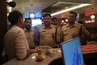 रांची के 16 बारों में एक साथ छापेमारी,लाइसेंस और नाबालिगों को शराब परोसने में मिली गड़बड़ी