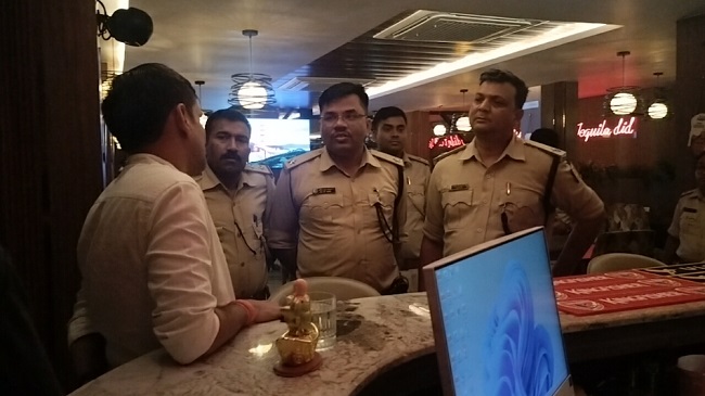 रांची के 16 बारों में एक साथ छापेमारी,लाइसेंस और नाबालिगों को शराब परोसने में मिली गड़बड़ी