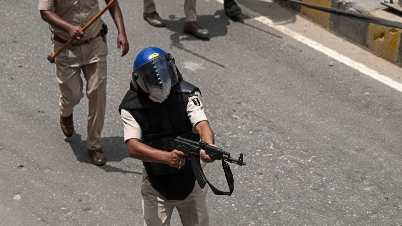 सिवान में AK-47 से फायरिंग करने वाला पुलिस कर्मी अभिषेक कुमार पटेल सस्‍पेंड, विभागीय जांच शुरू