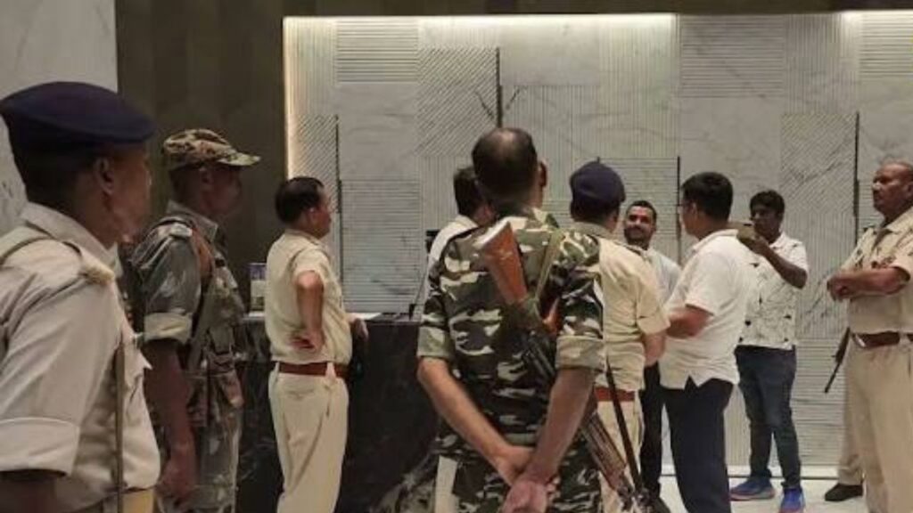 जमशेदपुर के स्काईलान होटल में पुलिस की छापेमारी, रांची के 3 युवकों को पुलिस ने पकड़ा