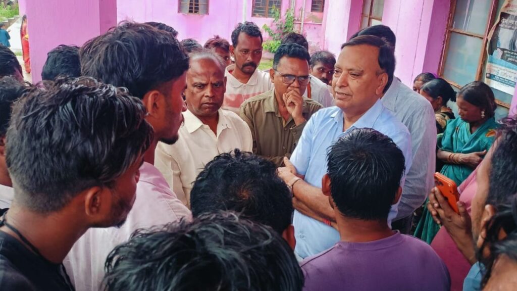 गढ़वा में प्रसव के बाद महिला की मौत पर फूटा गुस्सा, शव रखकर घंटों प्रदर्शन, सिविल सर्जन और प्रभारी का किया घेराव