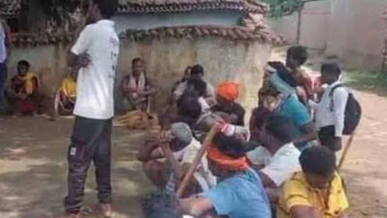 गुमला में 3 साल की मासूम बच्ची से दुष्कर्म, पंचायत ने आरोपी के पैसों से उड़ाई दावत, पुलिस ने रंगे हाथ दबोचा 1 Untitled design 6 1