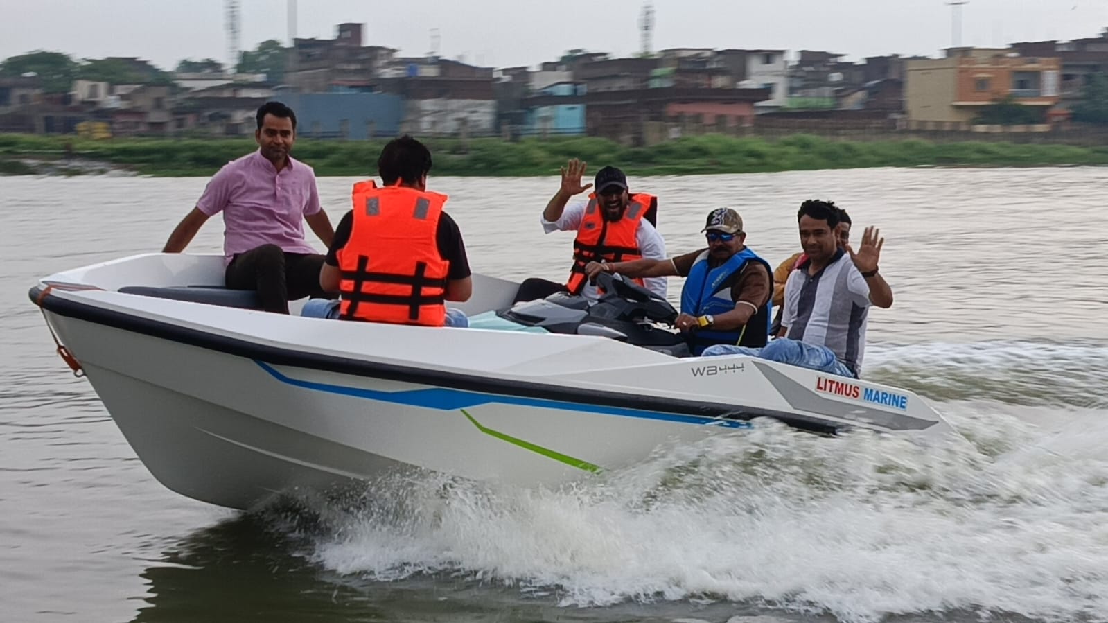 लोहरदगा के विक्टोरिया बड़ा तालाब में पूर्व राज्यसभा सांसद धीरज साहू ने किया बोटिंग, कहा- प्राकृतिक धरोहरों के संरक्षण और विकास से जिले को मिलेगी नई पहचान 4 WhatsApp Image 2026 07 01 at 7.00.21 PM 1