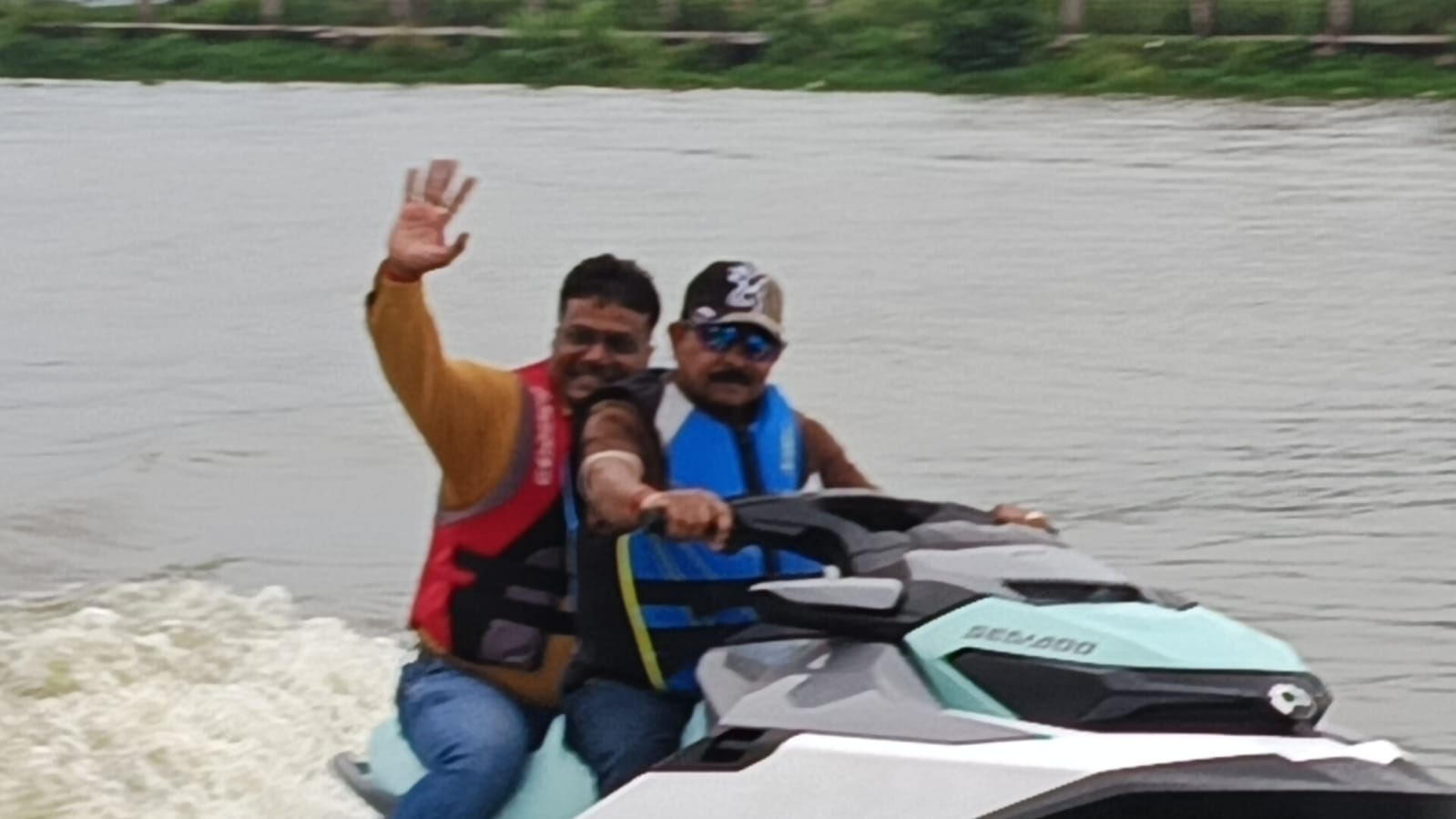 लोहरदगा के विक्टोरिया बड़ा तालाब में पूर्व राज्यसभा सांसद धीरज साहू ने किया बोटिंग, कहा- प्राकृतिक धरोहरों के संरक्षण और विकास से जिले को मिलेगी नई पहचान 2 WhatsApp Image 2026 07 01 at 7.00.22 P