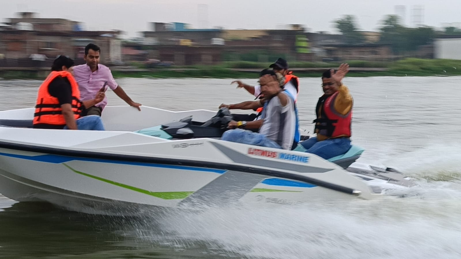 लोहरदगा के विक्टोरिया बड़ा तालाब में पूर्व राज्यसभा सांसद धीरज साहू ने किया बोटिंग, कहा- प्राकृतिक धरोहरों के संरक्षण और विकास से जिले को मिलेगी नई पहचान 3 WhatsApp Image 2026 07 01 at 7.00.22 PM