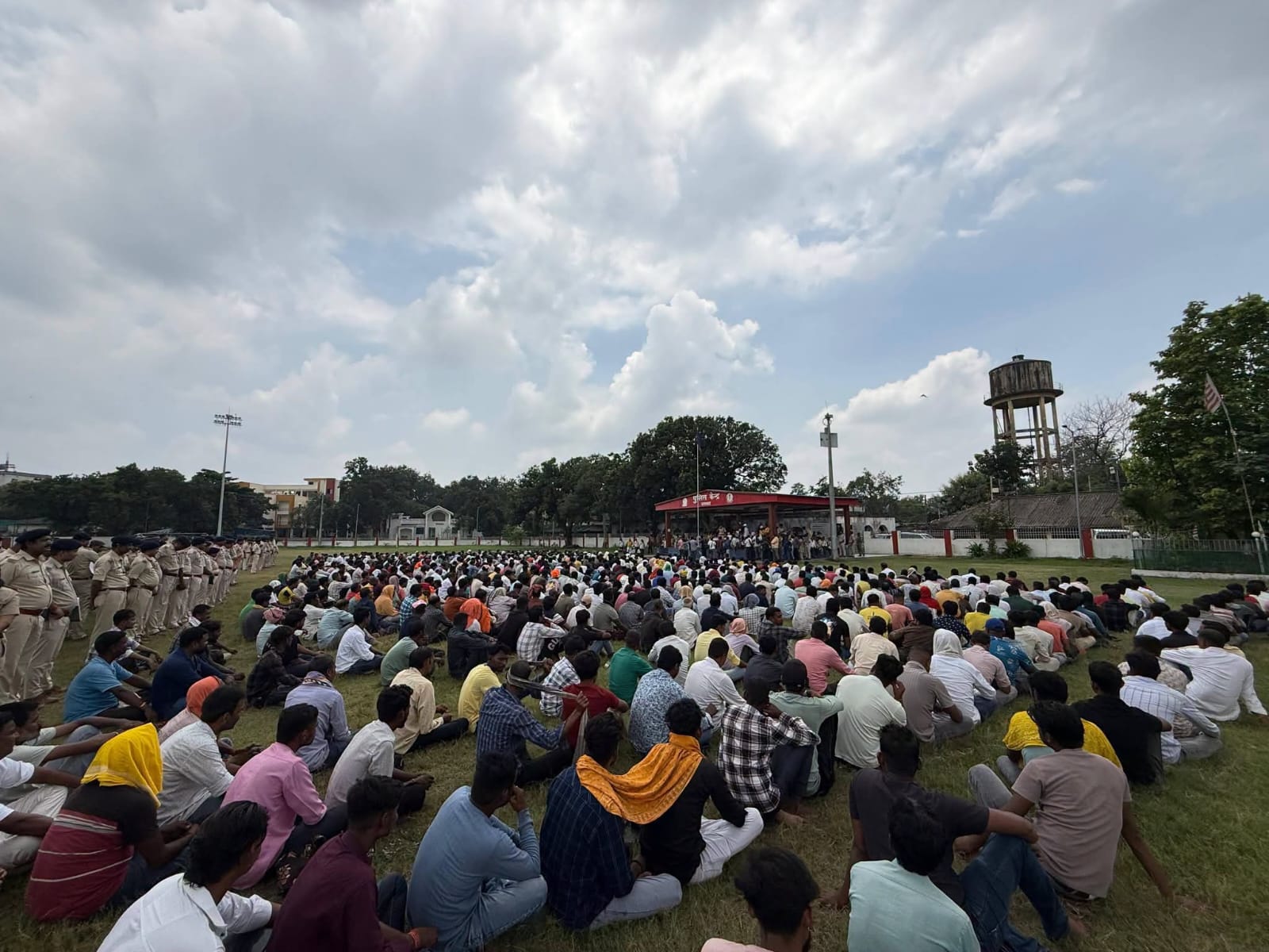 धनबाद में 785 दागी लोगों की सामूहिक परेड, अपराध से दूर रहने की दिलाई गई शपथ, पुलिस बनाएगी अपराधी एलबम 2 WhatsApp Image 2026 07 03 at 7.24.27 AM 1