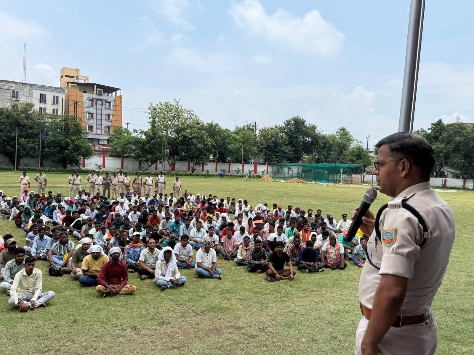 धनबाद में 785 दागी लोगों की सामूहिक परेड, अपराध से दूर रहने की दिलाई गई शपथ, पुलिस बनाएगी अपराधी एलबम 1 WhatsApp Image 2026 07 03 at 7.24.27 AM