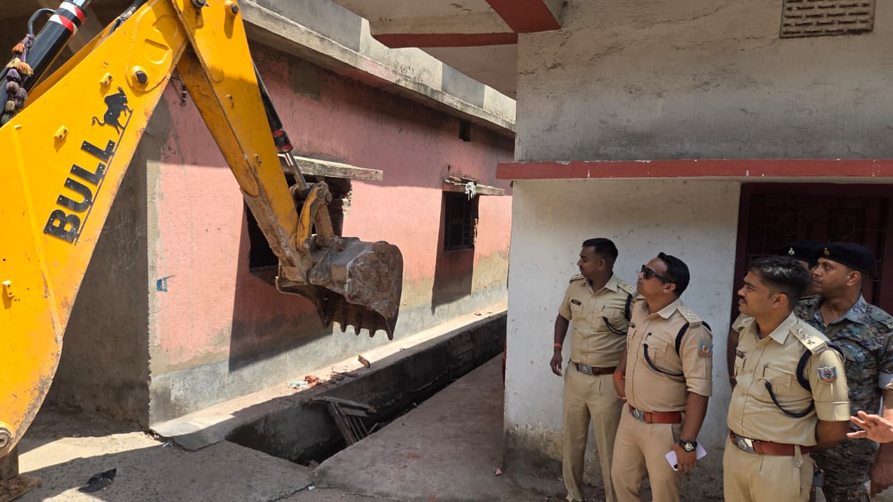गैंगस्टर प्रिंस खान के खिलाफ धनबाद पुलिस का एक्शन, वासेपुर स्थित घर पर चलाया गया बुलडोजर 2 WhatsApp Image 2026 07 04 at 1.41.45 PM 1