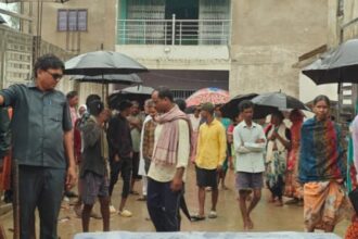 गढ़वा में 3 माह से पेंशन नहीं मिलने पर भड़के परिजन, बैंक गेट पर शव रखकर किया प्रदर्शन,बैंक की लापरवाही से समय पर इलाज नहीं मिलने का आरोप