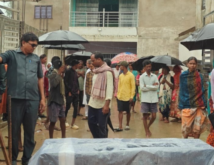 गढ़वा में 3 माह से पेंशन नहीं मिलने पर भड़के परिजन, बैंक गेट पर शव रखकर किया प्रदर्शन,बैंक की लापरवाही से समय पर इलाज नहीं मिलने का आरोप