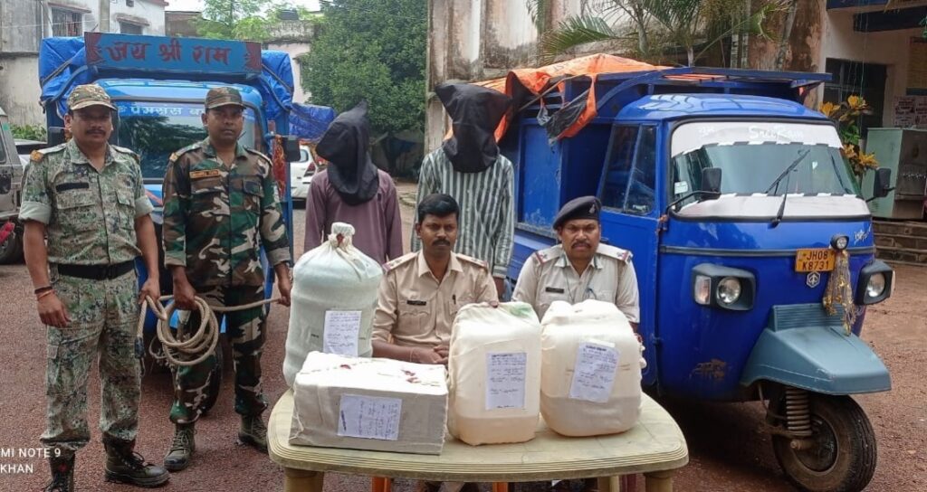 लोहरदगा के कुडू में अवैध शराब तस्करी का भंडाफोड़, दो टेंपो से अवैध अंग्रेजी शराब, नकली शराब बनाने का सामान पकड़ाया, दो तस्कर गिरफ्तार