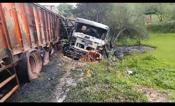 सरायकेला के NH-220 पर हाइवा-ट्रेलर में टक्कर, दोनों वाहनों के ड्राइवर जिंदा जले