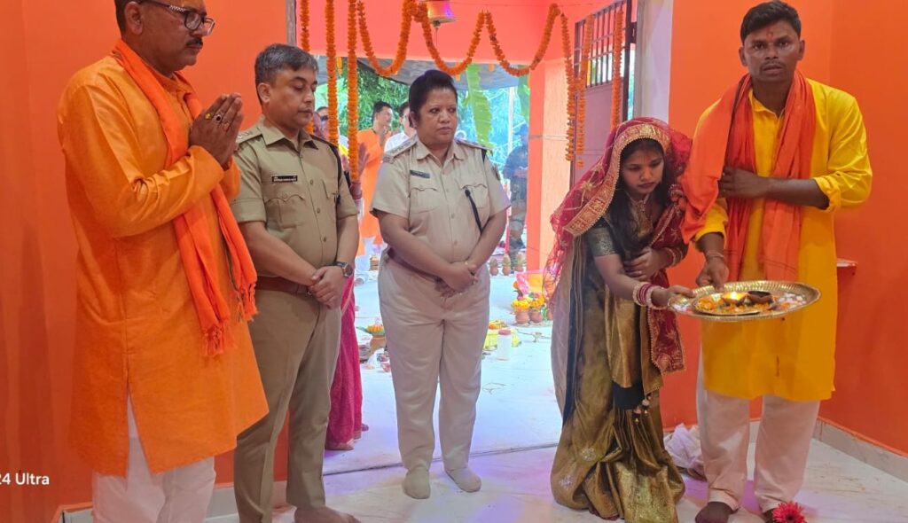 लोहरदगा के बगडू थाना परिसर में गूंजी 'हर-हर महादेव', SP सादिक अनवर रिजवी ने किया शिव-हनुमान मंदिर का उद्घाटन