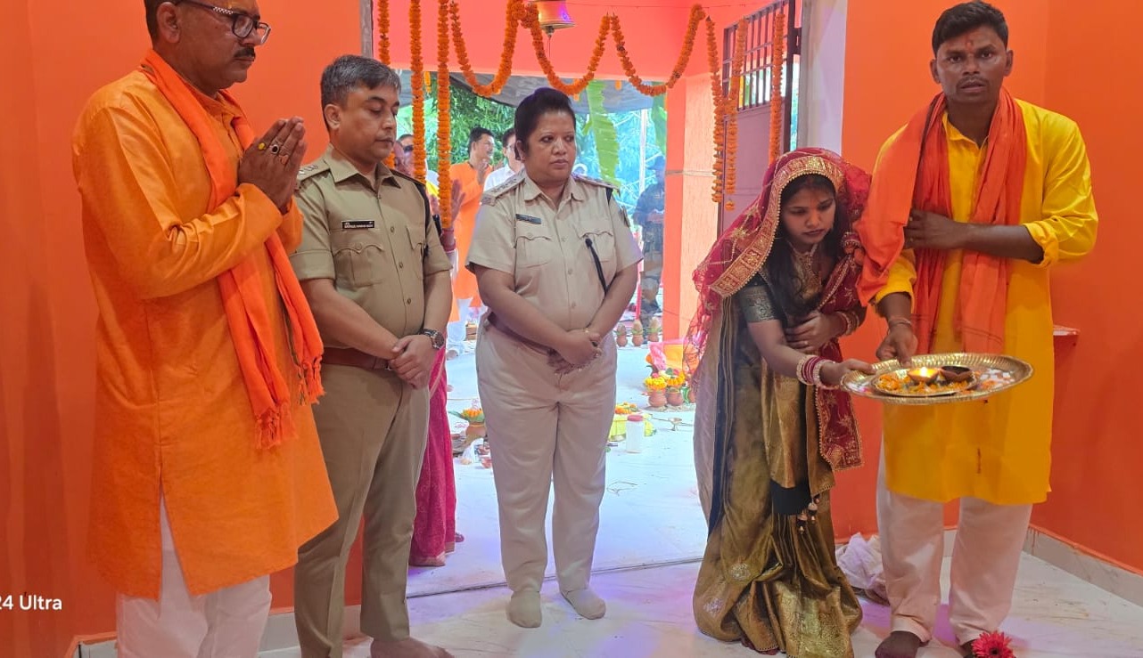 लोहरदगा के बगडू थाना परिसर में गूंजी 'हर-हर महादेव', SP सादिक अनवर रिजवी ने किया शिव-हनुमान मंदिर का उद्घाटन