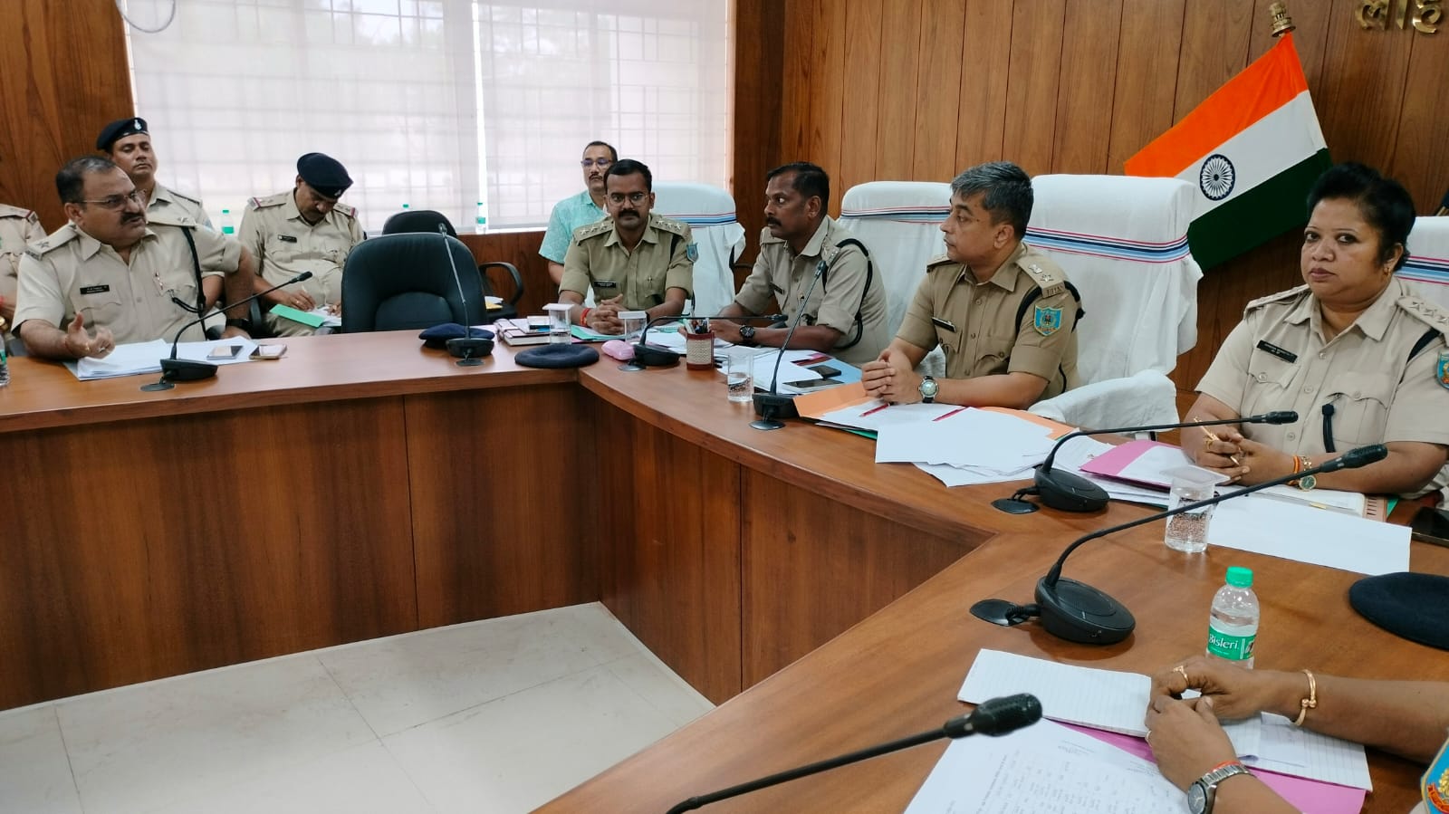 लोहरदगा एसपी ने किया अपराध की समीक्षा बैठक, कहा- अनुसंधान में लापरवाही बर्दाश्त नहीं, हर लंबित कांड का समयबद्ध निष्पादन करें 3 WhatsApp Image 2026 07 09 at 9.42.13 PM