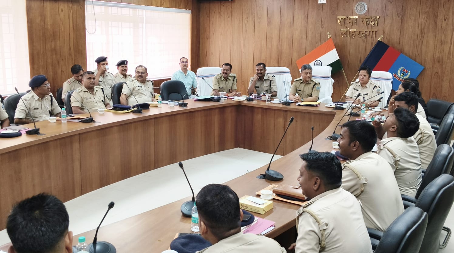 लोहरदगा एसपी ने किया अपराध की समीक्षा बैठक, कहा- अनुसंधान में लापरवाही बर्दाश्त नहीं, हर लंबित कांड का समयबद्ध निष्पादन करें 1 WhatsApp Image 2026 07 09 at 9.42.14 PM