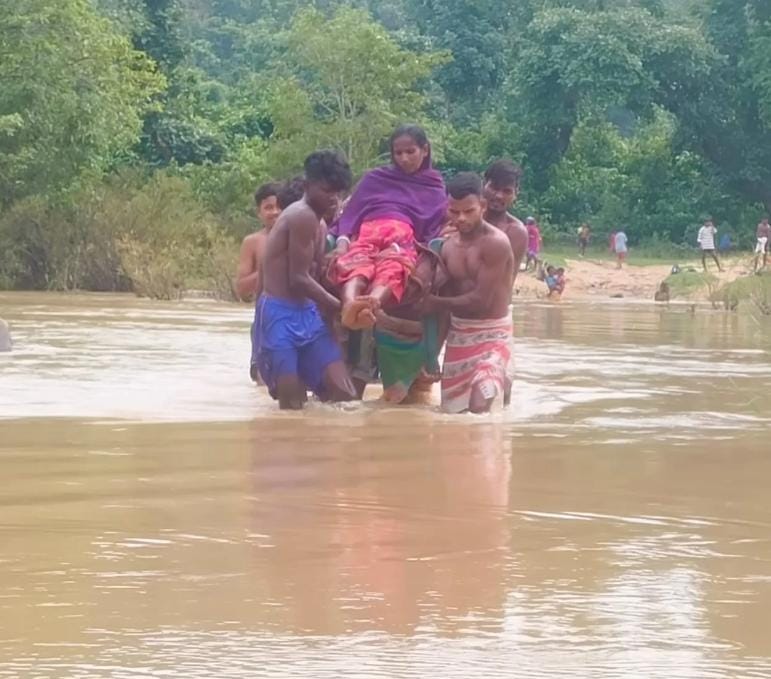 खूंटी में गर्भवती महिला को कंधे पर बैठाकर नदी पार कराया, अस्पताल में कराया भर्ती सड़क और पुल के अभाव ने खोली व्यवस्था की पोल