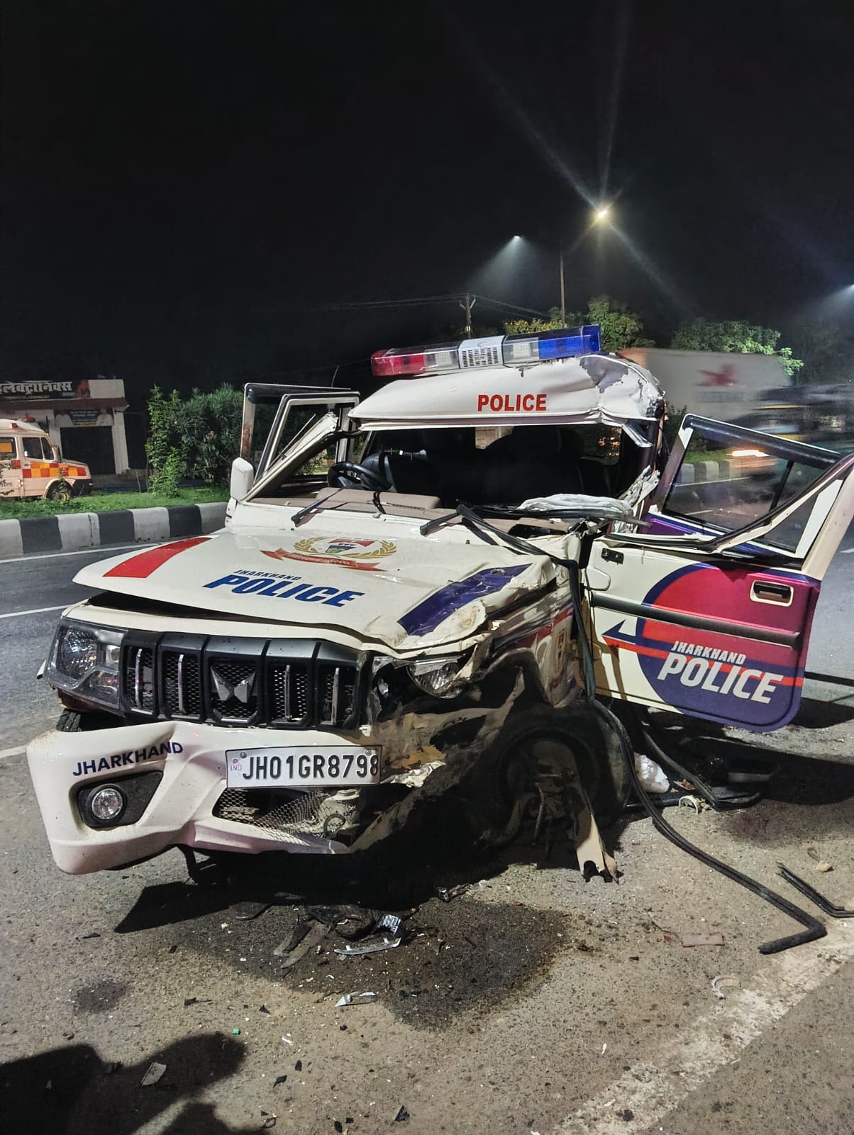 धनबाद के बरवाअड्डा थाना क्षेत्र में भीषण सड़क दुर्घटना, झारखंड पुलिस के एक जवान की मौत, तीन जवान घायल 1 WhatsApp Image 2026 07 14 at 11.28.20 AM