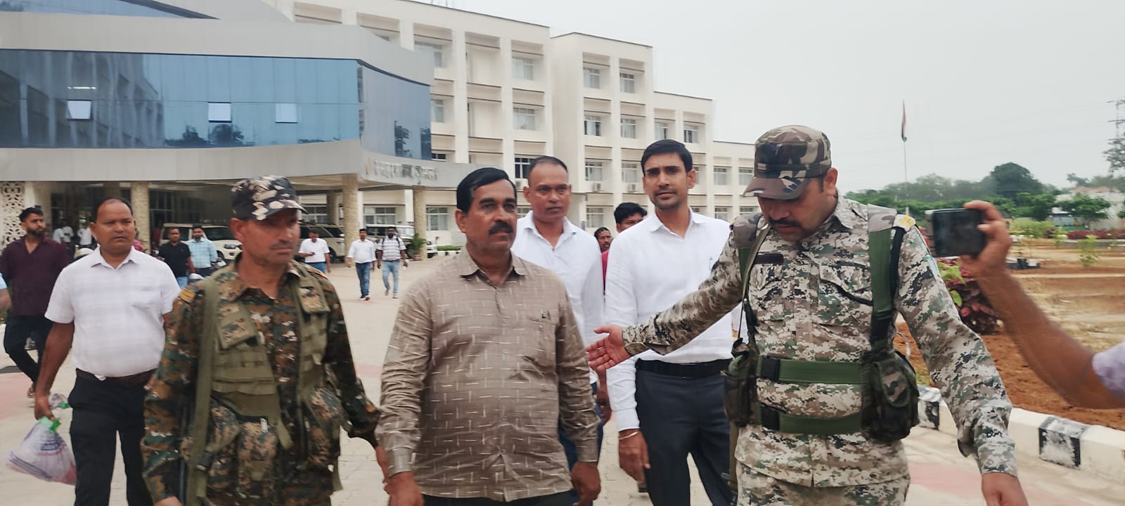 गुमला में ACB ने शिक्षा विभाग के प्रधान सहायक को रिश्वत लेगे रंगे हाथ दबोचा,रिटायर्ड शिक्षक भी गिरफ्तार 1 WhatsApp Image 2026 07 14 at 7.29.38 PM