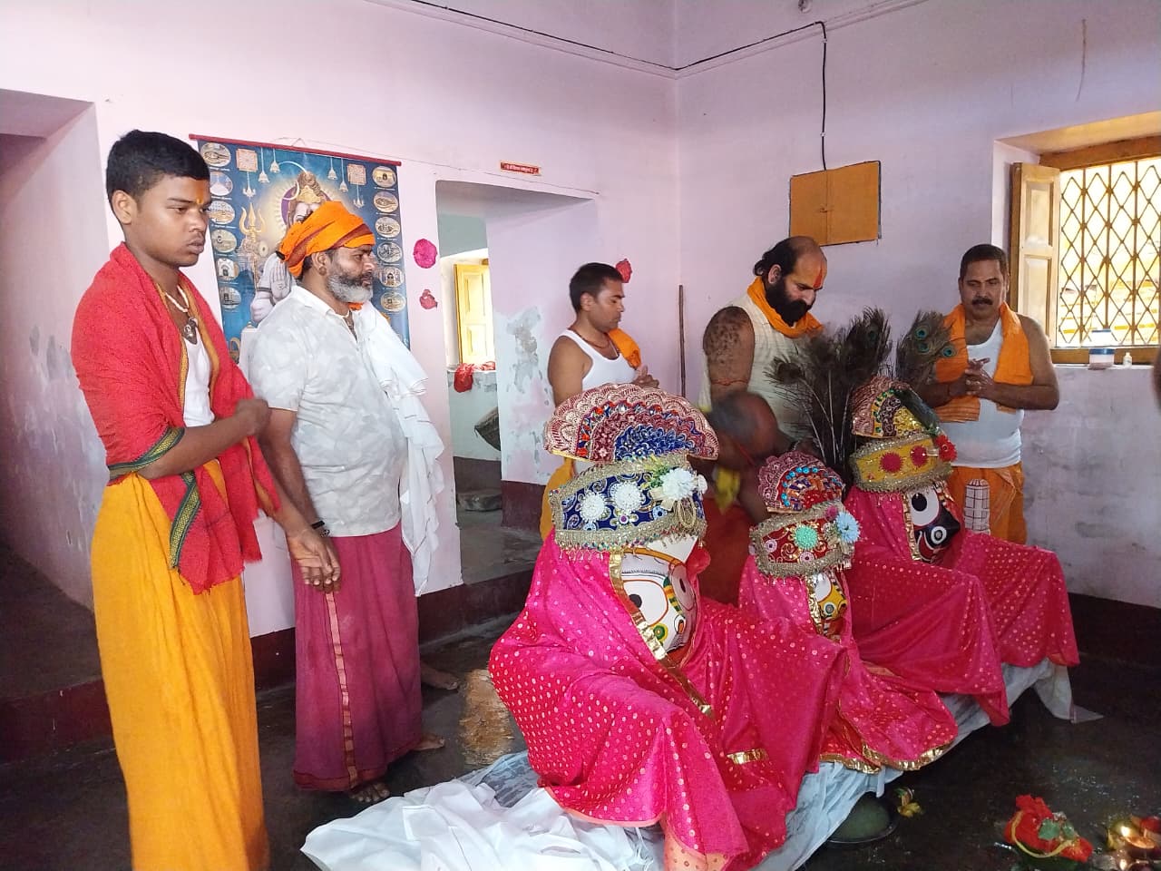 लोहरदगा ठाकुरबाड़ी मंदिर में भगवान जगन्नाथ, बलभद्र एवं देवी सुभद्रा का नेत्रदान उत्सव संपन्न, भव्य पूजा-हवन एवं भंडारे का आयोजन 3 WhatsApp Image 2026 07 15 at 2.25.08 PM