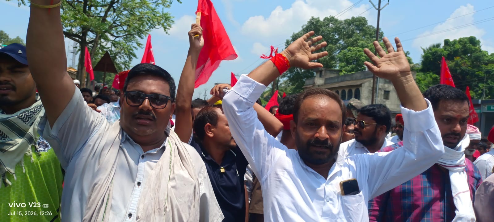 धनबाद में निरसा एलिवेटेड रोड़ को लेकर सियासी संग्राम, बीजेपी-माले ने दिखाई ताकत, सांसद ढुलू महतो और विधायक अरूप चटर्जी आमने-सामने 1 WhatsApp Image 2026 07 15 at 6.52.00 PM
