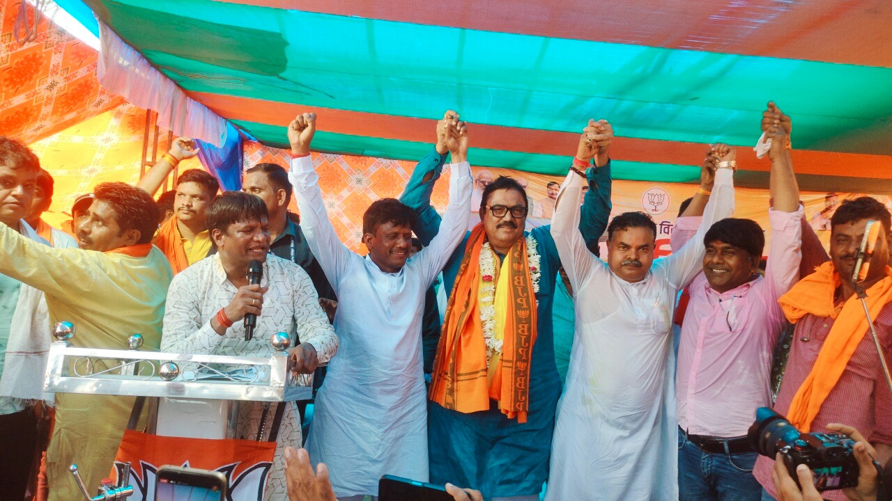 धनबाद में निरसा एलिवेटेड रोड़ को लेकर सियासी संग्राम, बीजेपी-माले ने दिखाई ताकत, सांसद ढुलू महतो और विधायक अरूप चटर्जी आमने-सामने 4 WhatsApp Image 2026 07 15 at 6.52.43 PM