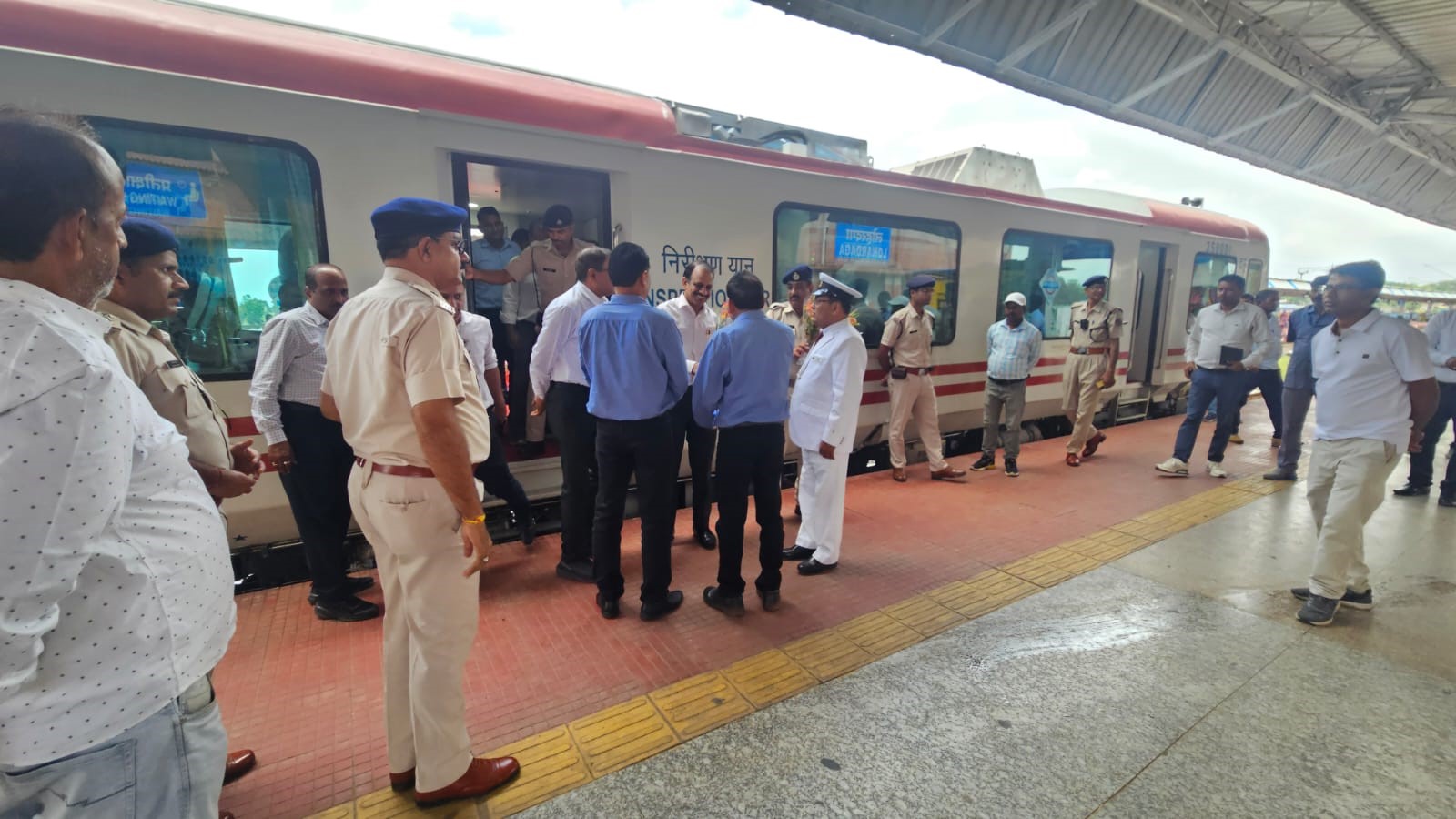 लोहरदगा रेलवे स्टेशन का DRM के साथ रेलवे GM ने किया निरीक्षण, कहा- यात्रियों की सुविधा और सुरक्षा सर्वोच्च प्राथमिकता 1 WhatsApp Image 2026 07 17 at 4.24.49 PM
