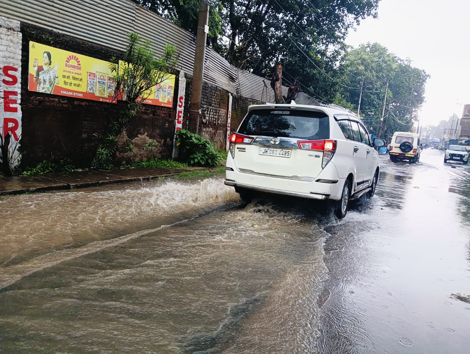 लोहरदगा में झमाझम बारिश से शहर हुआ जलमग्न, किसानों के चेहरे खिले, सड़कें बनीं तालाब 2 WhatsApp Image 2026 07 19 at 4.16.06 PM